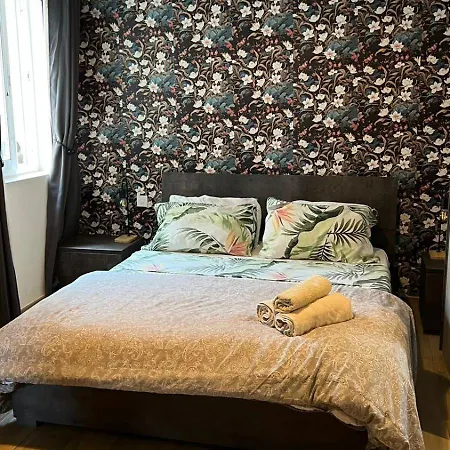 Airport Bedroom With Your Own Private Bathroom Self Check In And Self Check Out Air-condition Included Habitación en casa particular