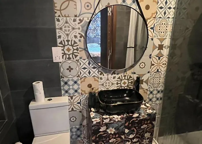 Airport Express: Private En-suite With Self-check Homestay Mqabba